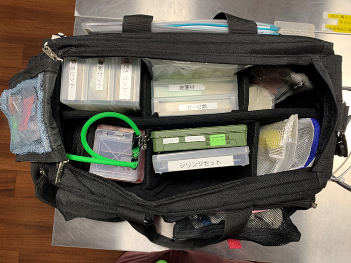 訪問診療バッグを空けると…